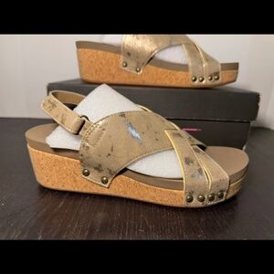 Boutique by Corkys Wow Wedge Sandals Taupe Metallic Gold Womans 8